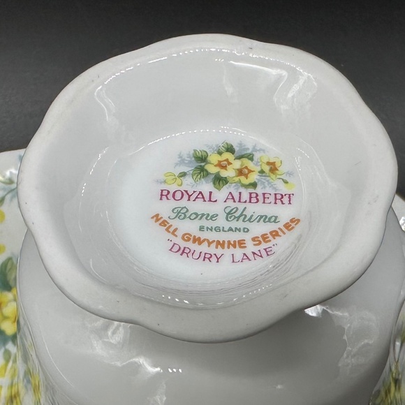 Royal Albert Nell Gwynn Series Drury Lane Tea Cup Saucer England Bone China - Picture 5 of 5